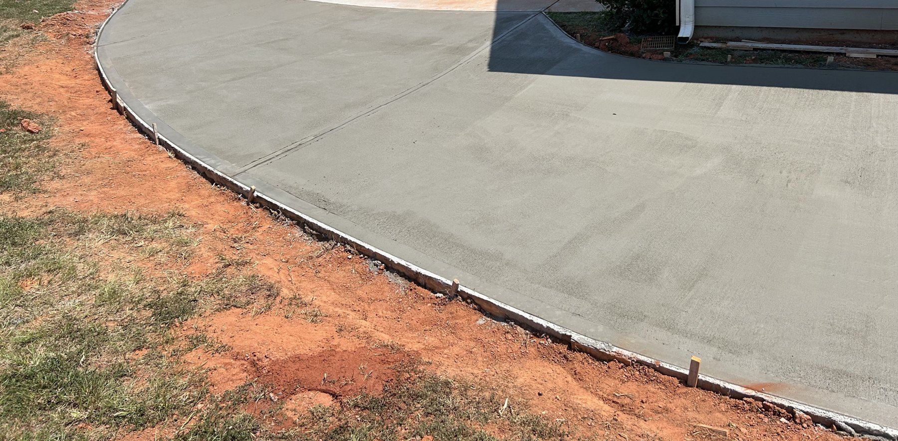Garage walkway approach finished concrete photo 4 Garage walkway approach after photo 4 showing finished walkway concrete work by Colquitt Concrete in Georgia